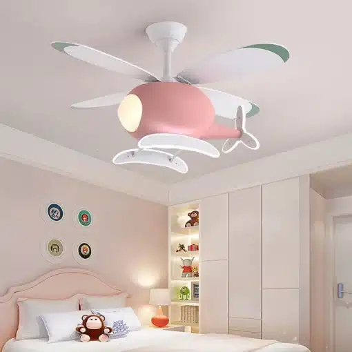 roosa helikopterikujuline laelamp ventilaatoriga lastetoas