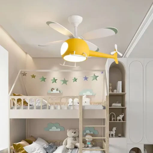 kollane helikopterikujuline laelamp ventilaatoriga lastetoas