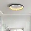 ümmargune musta ja kuldse raamiga LED laevalgusti heledal lael