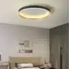 ümmargune musta ja kuldse raamiga laevalgusti magamistoas