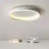 ümmargune valge LED laevalgusti minimalistlikus ruumis