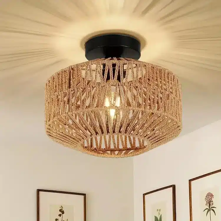 bambusest laelamp musta alusega, mis ripub toas