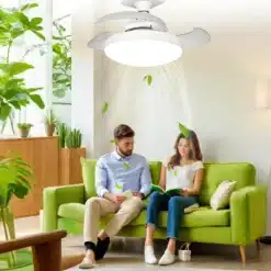 valge ventilaatoriga laelamp elutoas, roheline diivan ja taimed