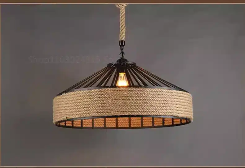 kanepiköiest ja metallist laelamp hallil taustal