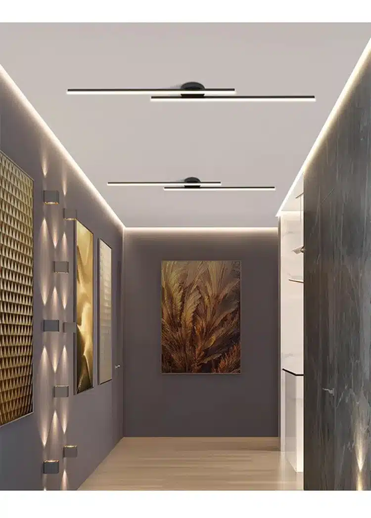 kahe minimalistliku led valgustiga koridor, millel on tumedad seinad ja kunstiteosed