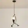 must metallist laelamp, mille kuju meenutab ronivat inimest