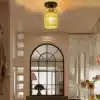 laes rippuv nööridest punutud lamp, mis kiirgab sooja valgust