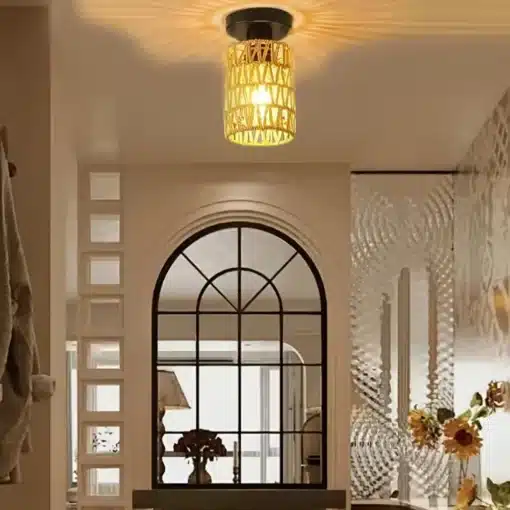 laes rippuv nööridest punutud lamp, mis kiirgab sooja valgust