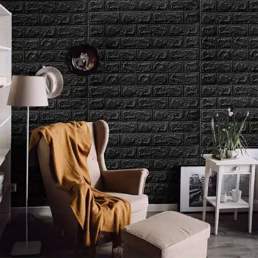 musta värvi veekindlad kleebitavad seinaplaadid elutoas, taustal valge mööbel ja taim