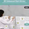 naine paigaldab valgeid 3D reljeefseid seinaplaate hallile seinale