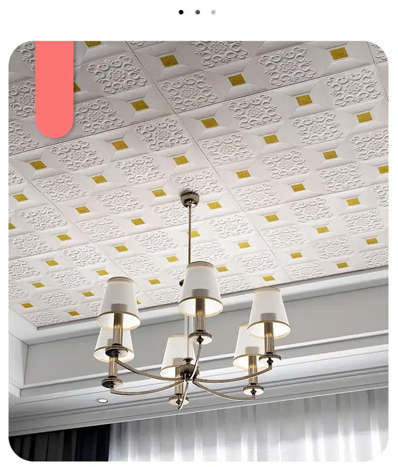 valged ja kuldsete detailidega laeplaadid koos lühtriga