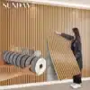 naine paigaldab isekleepuvat 3D laastumustriga tapeeti seinale