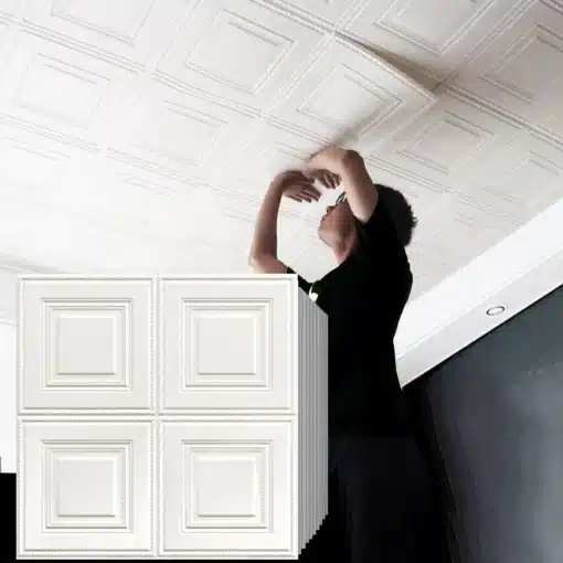 inimene paigaldab valgeid reljeefseid paneele laele
