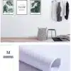 valge isekleepuv vinüültapeet rullis minimalistlikus interjööris