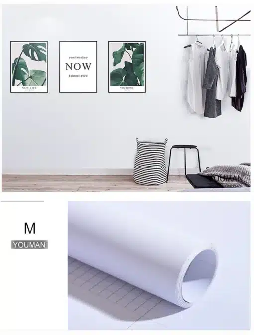 valge isekleepuv vinüültapeet rullis minimalistlikus interjööris