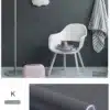 tumehall isekleepuv vinüültapeet rullis, taustal minimalistlik elutuba