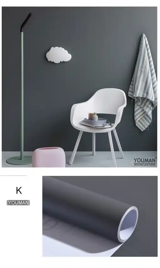 tumehall isekleepuv vinüültapeet rullis, taustal minimalistlik elutuba