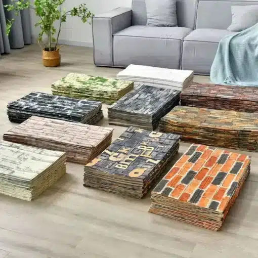 Mitmevärvilised, iseliimuvad 3D vahtplokk-tapeedid, mis imiteerivad tellise ja kivi mustrit, laotud modernses elutoas halli diivani ees puidust põrandal. Taustal roheline toataim lisab ruumi värskust.