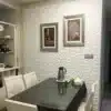 Stiilne söögituba, kus seinu katavad kvaliteetsed 3D veekindlad lae- ja seinakleebised, mis loovad unikaalse struktuuriga pinnamustri. Valged kleebised pakuvad elegantset kontrasti musta läikega laua ja valgete toolidega.