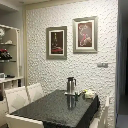 Stiilne söögituba, kus seinu katavad kvaliteetsed 3D veekindlad lae- ja seinakleebised, mis loovad unikaalse struktuuriga pinnamustri. Valged kleebised pakuvad elegantset kontrasti musta läikega laua ja valgete toolidega.