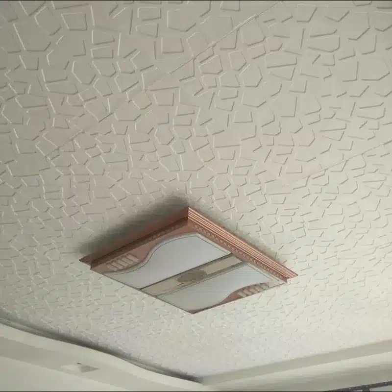 3D veekindlad lae- ja seinakleebised, valge mustriline disain, paigaldatud siseruumide lakke, taustal puidust valgusti.