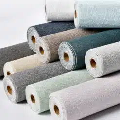 Mitmes värvitoonis linane 3D tekstuuriga iseliimuv paks tapeet rullides, kaasaegne kodusisustusmaterjal neile, kes soovivad luua elegantset ja stiilset interjööri.