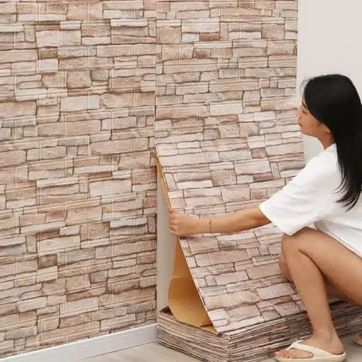 Naine paigaldab beige tooni 3D tapeeti, mille kivi muster loob realistliku ja kaasaegse interjööri. Tapeet on helisummutav ja veekindel, sobitudes ideaalselt igasse ruumi.