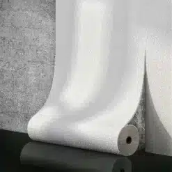 Valge linane 3D tekstuuriga iseliimuv paks tapeet, paigaldatud modernse betoonseina taustale, rõhutades selle elegantset ja ainulaadset tekstuuri.