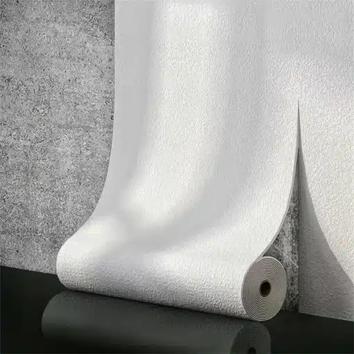 Valge linane 3D tekstuuriga iseliimuv paks tapeet, paigaldatud modernse betoonseina taustale, rõhutades selle elegantset ja ainulaadset tekstuuri.