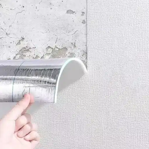 Käsi, mis koorib vana tapeedi alt Linane 3D tekstuuriga iseliimuvat paksu tapeeti valgel taustal, näidates realistlikku tekstuuri ja lihtsat paigaldust.