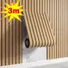 Isekleepuv paks 3D elutoa seinatapeet, pruun triibuline disain, rullist lahti rullitud osa näitab tekstuuri ja materjali, taustal valge sein.