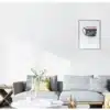 Moodne iseliimuv linane tapeet elegantse halli diivani taga koos dekoratiivsete padi ja taimega, mille kohal ripub minimalistlik seinakaunistus.