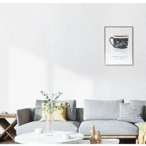 Moodne iseliimuv linane tapeet elegantse halli diivani taga koos dekoratiivsete padi ja taimega, mille kohal ripub minimalistlik seinakaunistus.