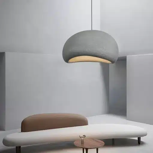Skandinaavia stiilis LED laelamp halli tooni, minimalistlikus keskkonnas. Lambil kumav sooja valguse efekt, mis täiustab hubase kodu interjööri. Taustal on neutraalse tooniga seinad ja modernne mööbel.