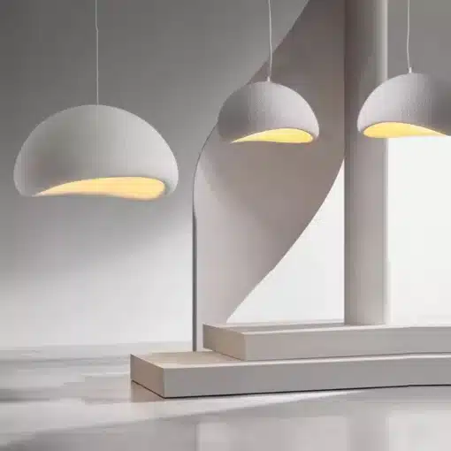 Kolm Skandinaavia stiilis LED laelampi, mis ripuvad kaasaegse interjööri taustal, halli ja valge minimalistliku kujundusega ning kumava sooja valgusega.