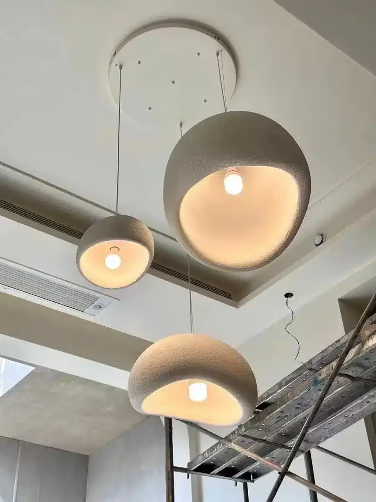Kolm Skandinaavia stiilis LED laelampi, mis ripuvad valgest laest, moodustades elegantse ja modernse kujunduse. Lambid on valmistatud pehmelt kumavast materjalist, pakkudes sooja ja kutsuvat valguskeskkonda.