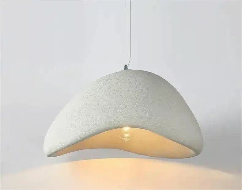 Elegantne Skandinaavia stiilis LED laelamp, millel on sile valge kuppel ja modernne disain rippumas heledal taustal.
