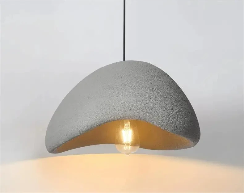Skandinaavia stiilis LED laelamp hallika viimistlusega, millel on minimalistlik disain ja kumer kuppel. Valgusti keskmes on hõõglambiga LED pirn, mis loob pehme ja sooja valguse. Taust on neutraalne, rõhutades kaasaegset ja stiilset tootedisaini.