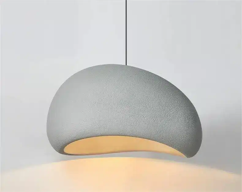 Skandinaavia stiilis LED laelamp, millel on elegantne hall kuppel ja peen, sile viimistlus. Lamp ripub juhtmega minimalistlikul valgel taustal, luues sooja ja kutsuva valguse.