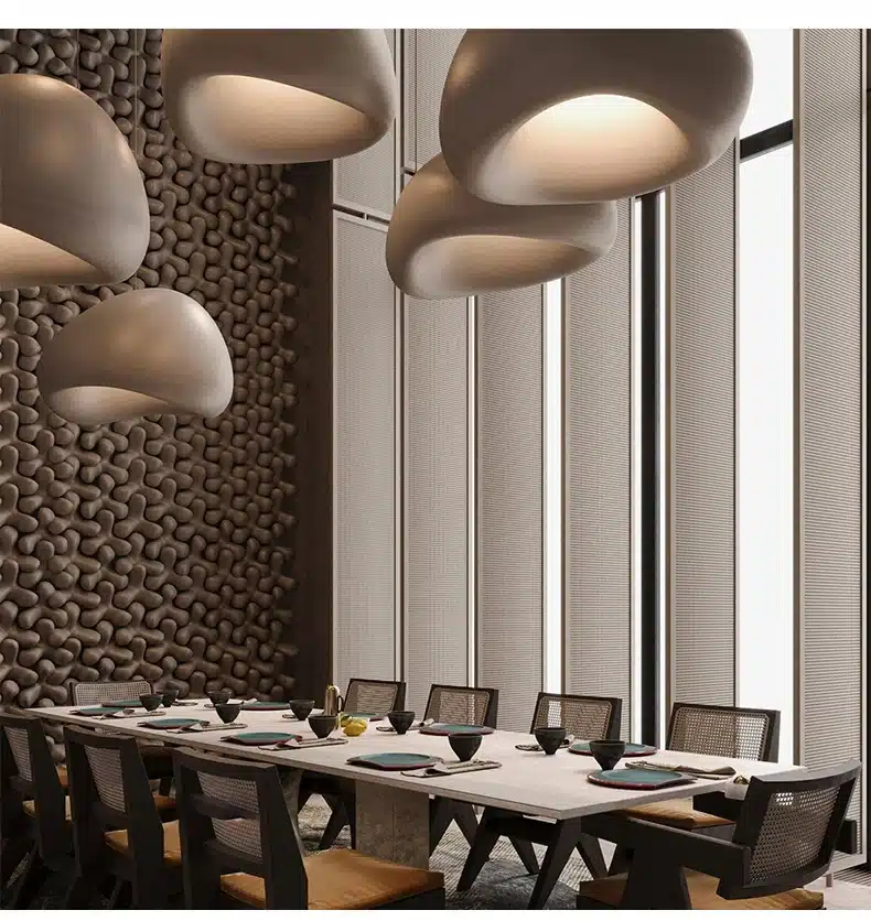Skandinaavia stiilis LED laelamp ripub modernse söögitoa kohal, kus on pikk laud ja puidust toolid. Ruumi interjöör on minimalistlik, rõhutades naturaalset valgust ja neutraalseid toone.