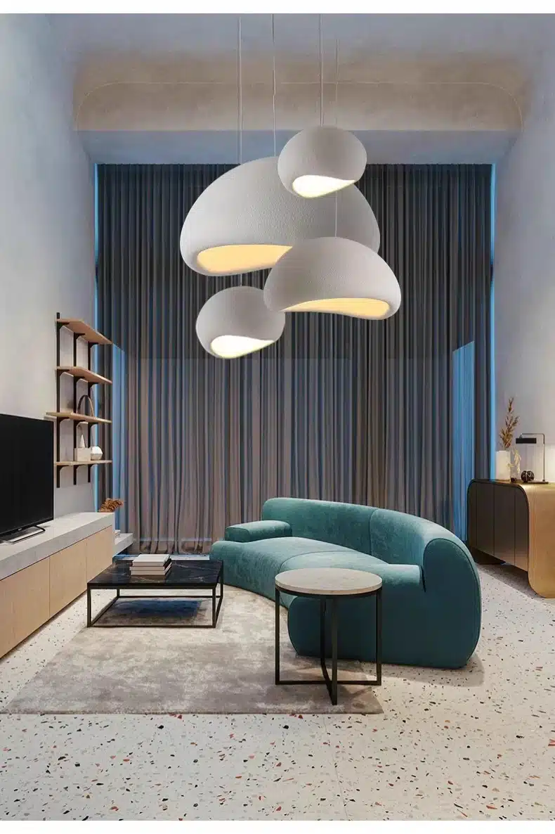 Skandinaavia stiilis LED laelamp elutoas, kus on kaasaegsed valged lambivarjud ja hallid kardinad, elegantne diivan ja stiilne lauakomplekt.