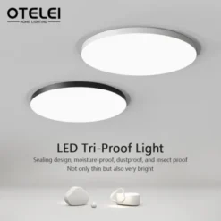 Kaasaegne, minimalistlik kaks tasapinda ümmargust LED laelampi hallil taustal. Soodsad ja ökonoomsed vee- ja tolmukindlad LED laelambid paistavad silma oma stiilse musta ja valge disainiga.