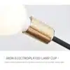 Lähedalt vaade moodsatele 6 pirniga laelampidele, millel on kuldne elektrolüüsitud rauast lambikuppel ja valge klaaspirn, taust on minimalistlik valge.