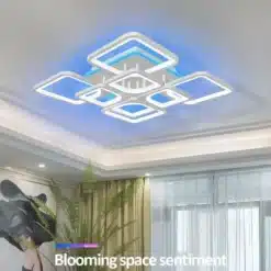 Stiilne nutikas reguleeritav LED laelamp äpi ja puldiga, millel on unikaalne ruutude disain ning heledad ja sinised toonid. Lambi modernne välimus sobib kaasaegsesse ruumi, ripub heleda lae all, otse kunstiteose ja kardinate läheduses.
