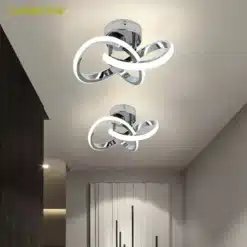 Kaasaegne minimalistlik LED laevalgusti, mis hõljub elegantselt heledas ruumis, pakkudes ümbritsevale keskkonnale stiilset hõõguvat valgust. Valgusti on hõbedase viimistlusega ning selle voolujoonelised jooned lisavad ruumile luksuslikku efekti.