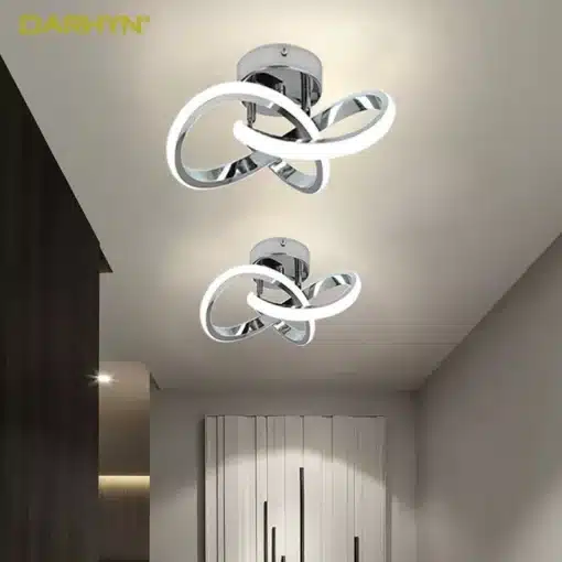 Kaasaegne minimalistlik LED laevalgusti, mis hõljub elegantselt heledas ruumis, pakkudes ümbritsevale keskkonnale stiilset hõõguvat valgust. Valgusti on hõbedase viimistlusega ning selle voolujoonelised jooned lisavad ruumile luksuslikku efekti.