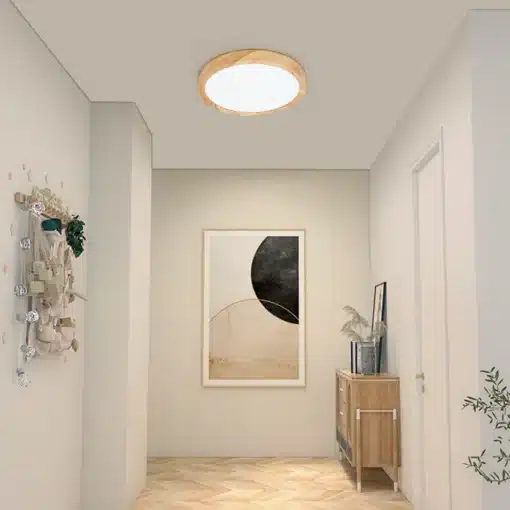 Säästlikud puidumustriga laevalgustid heledal taustal, minimalistlikus koridoris skandinaaviapärase sisekujundusega, naturaalsed toonid ja geomeetriline seinakunst.