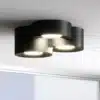 Kolme ümmarguse musta metallist Skandinaavia disainiga LED laelambi installatsioon, millel on kaasaegne ja stiilne välimus, valgustades valget lage.