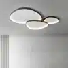 Kolm ringikujulist moodsat LED laelampi, mis on paigutatud halli toa lakke, loovad sooja ja kaasaegse atmosfääri. Laelambid sobivad suurepäraselt elutuppa ja söögituppa.