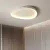 Moodsad LED laelambid elutuppa ja söögituppa. Valge ja minimalistliku disainiga lamp paigutatud kaasaegsesse ruumi, heleda valgusega, loob sooja ja hubase atmosfääri.